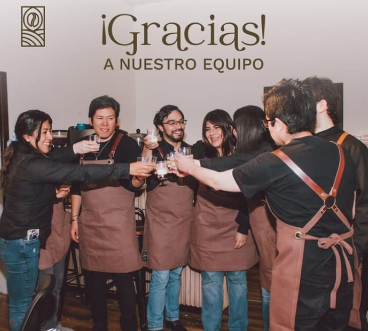 Imagen de manos trabajando con café